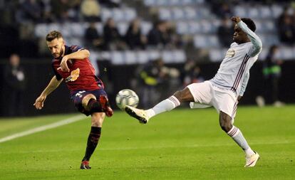 Roberto Torres, centrocampista de Osasuna, golpea la pelota ante la oposición de Pione Sisto.