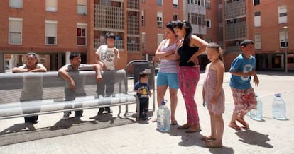 Familias que han ocupado pisos en el barrio Mas Pellicer de Reus.