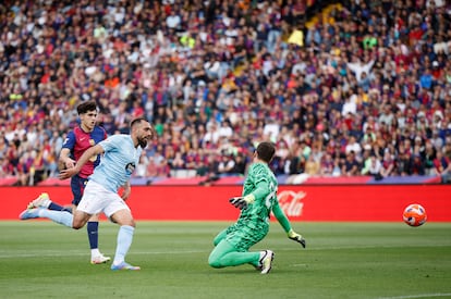 El delantero del Celta de Vigo Borja Iglesias marca el tercer gol de su equipo ante el FC Barcelona.