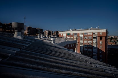 Vista de los tejados de uralita de una de las urbanizaciones del barrio de San Pascual en Madrid. Para ser declarada zona de especial transformación urbana y obtener el 75% de la subvención (10.000 euros por vivienda), la edificación debía ser anterior a 1980, según el Plan Rehabilita Madrid de 2020. 
