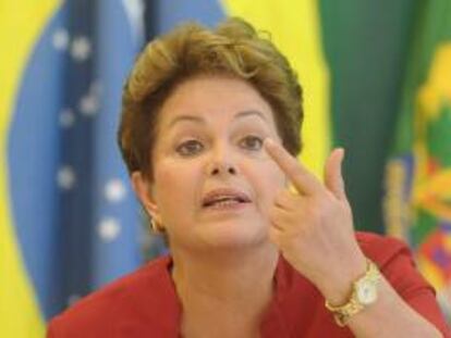 La mandataria brasileña, Dilma Rousseff, durante un desayuno con periodistas para hablar sobre su segundo año de gobierno, en el Palacio de Planalto en Brasilia.