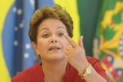 La mandataria brasileña, Dilma Rousseff, durante un desayuno con periodistas para hablar sobre su segundo año de gobierno, en el Palacio de Planalto en Brasilia.