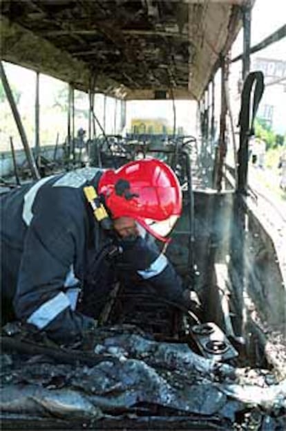 Tres encapuchados quemaron anteayer un autobús de la Compañía del Tranvía de San Sebastián antes de la manifestación de Batasuna.