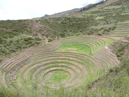 Moray es un sistema de andenes en forma de anillos conc&eacute;ntricos. Cada c&iacute;rculo es una terraza que se superpone a otra, lo que ha generado un gradiente de hasta 20 microclimas diferentes. Los cient&iacute;ficos piensan que sirvi&oacute; de laboratorio agr&iacute;cola para la experimentaci&oacute;n de cultivos a diferentes alturas. 