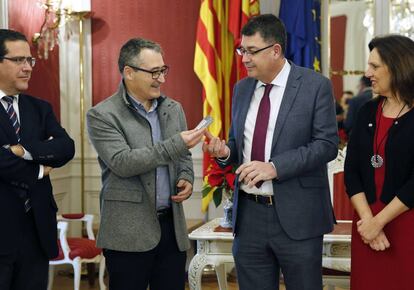 El síndic de Comptes, Vicent Cucarella, entrega el informe a Enric Morera.