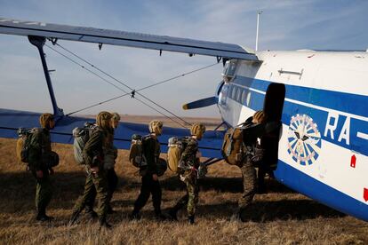 Alumnos de la escuela general Yermolov Cadet abordan un avión para saltar en paracaídas en un aeródromo en el pueblo de Novomaryevskaya, en las afueras de la ciudad sureña de Stavropol (Rusia) el 7 de octubre de 2017.