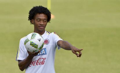 El colombiano Cuadrado gesticula durante el último entrenamiento de su selección antes de recibir a Venezuela.