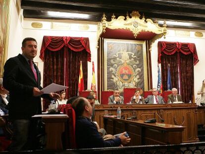 El concejal Luis &Aacute;ngel Mateo en el pleno ordinario del Ayuntamiento de Elche.