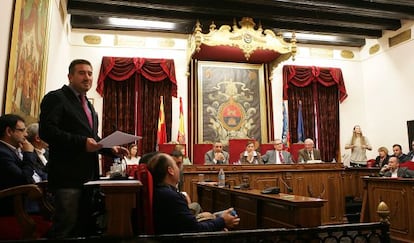 El concejal Luis Ángel Mateo en el pleno ordinario del Ayuntamiento de Elche.
