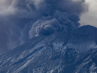 El volcán Popocatépetl emite una fumarola vista en febrero de 2024.