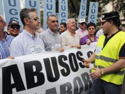 Los líderes de las asociaciones de guardias civiles, junto a Cayo Lara (segundo por la derecha), en la manifestación del 18 de septiembre de 2010.