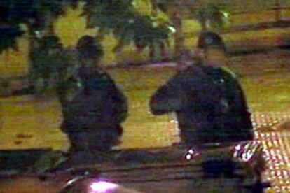 Dos agentes en el transcurso de la operación de esta noche en el País Vasco y Navarra.