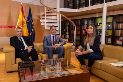 Pedro Sánchez y Santos Cerdá (PSOE) junto a la portavoz de Junts, Míriam Nogueras.