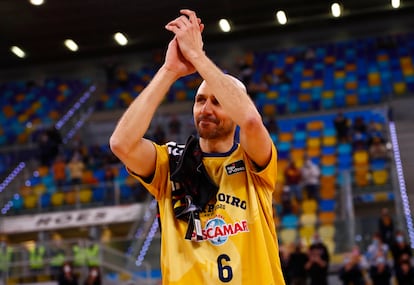 Albert Oliver se despide de la afición del Gran Canaria Arena. acbphoto