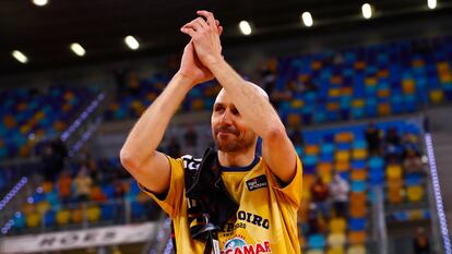 Albert Oliver se despide de la afición del Gran Canaria Arena. acbphoto