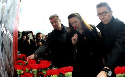 Los secretarios generales de CCOO y UGT de Madrid, Jaime Cedrún y José Ricardo Martínez, respectivamente, junto a la presidenta de la Asociación 11M Víctimas del Terrorismo, Pilar Manjón, durante el acto celebrado en la estación de Atocha.