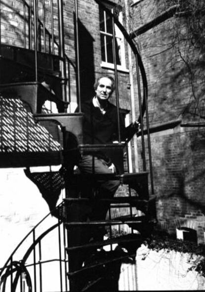 Philip Roth, en la escalera del jardín de su casa.