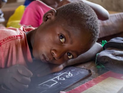 Un ni&ntilde;o hace deberes en una escuela de Beleko, Mal&iacute;.