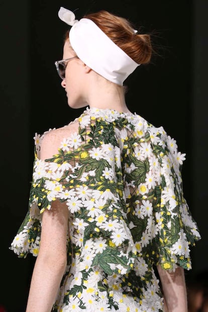 Giambattista Valli apuesta por la feminidad de rayas y flores