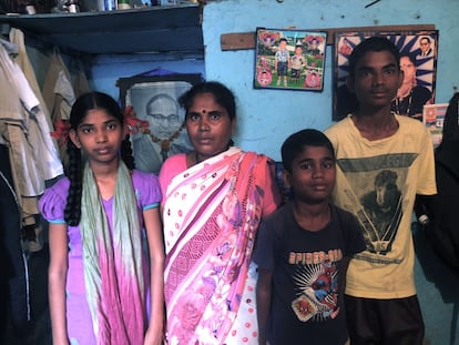 Sojar vive en el slum de Rabale, a las afueras de Bombay, junto a su marido y sus tres hijos. Le diagnosticaron lepra hace cinco años a través de un campamento de detención precoz organizado por Anesvad. Se encontraba en la primera fase de desarrollo de la enfermedad y tenía anestesiada una de sus manos. Comenzó el tratamiento para casos Multibacteriales-MB. Hoy está curada y no hay ningún otro caso de lepra en su familia. Todos pasan por consulta médica cada seis meses para detectar cualquier posible presencia de la bacteria. La lepra se cura.