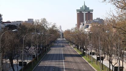El paseo de la Castellana de Madrid sin tráfico, este sábado.
