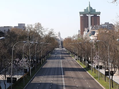 El paseo de la Castellana de Madrid sin tráfico, este sábado.