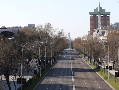 O Paseo de la Castellana em Madri sem tráfego, neste sábado.