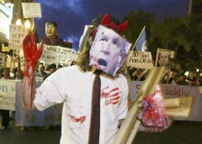 En San Diego (California), un manifestante con una careta de Bush muestra sus manos llenas de sangre. En diversas ciudades de los EEUU se llevaron a cabo actos de protesta bajo la estrecha vigilancia de las fuerzas de seguridad.