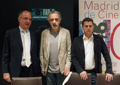 Pedro Pérez (l), FAPE president; filmmaker Fernando Trueba (c), and Gonzalo Salazar-Simpson, president of the AEC State Cinema Association.