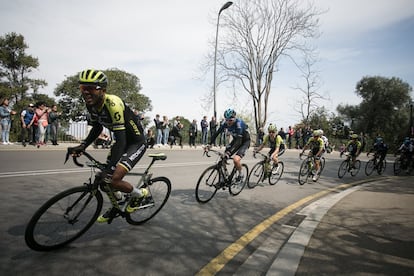 Un grup de ciclistes puja la muntanya de Montjuïc, la darrera etapa de la Volta Catalunya. 
