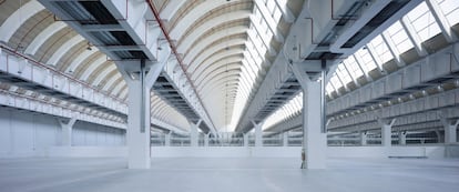 Interior del edificio industrial, levantado en los sesenta por Manuel María Valdés y Ramón Vázquez Molezún, ya rehabilitado.