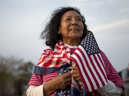 Alejandra Tejada, estadounidense nacida en Bolivia, durante una manifestación ante el Capitolio el 10 de abril.