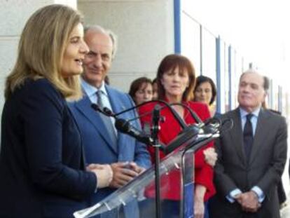 La ministra de Empleo y Seguridad Social, Fátima Báñez (i), junto al presidente de Grupo Siro, Juan Manuel González (2i); la alcaldesa de Venta de Baños, Consolación Pablos (2d), y el consejero de Economía y Empleo, Tomás Villanueva (d), durante la visita que ha realizado hoy al centro Especial de Empleo del Grupo en Venta de Baños, para conocer sobre todo la apuesta de esta compañía por la integración de personas con riesgo de exclusión social.