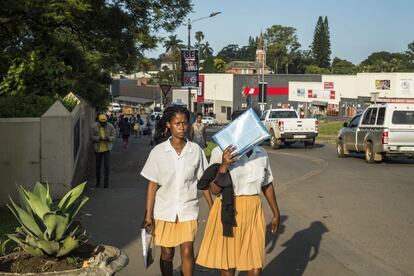 Unas estudiantes caminan por una calle de Eshowe, en Sudáfrica, a mediados de diciembre de 2020. Un tema nuevo y más preocupante ha sido el gran número de fiestas en las que se beben alcohol sin respetar las medidas de seguridad, advertía el ministro de Sanidad, Zweli Mkhize. La más sonada, un macro evento de graduación que reunió a más de 1.000 jóvenes de entre 17 y 18 años en la ciudad costera de Ballito, en la provincia de Gauteng. Más de dos tercios se infectaron.