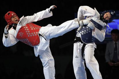 Briseida Acosta se enfrenta a la rusa Olga Ivanova en el Mundial de Taekwondo, en 2013.