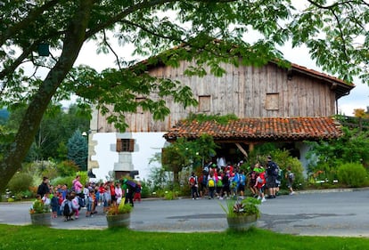 En medio del Jardín Botánico de Iturraran se alza el caserío que alberga el centro de interpretación del parque natural de Pagoeta (Gipuzkoa).