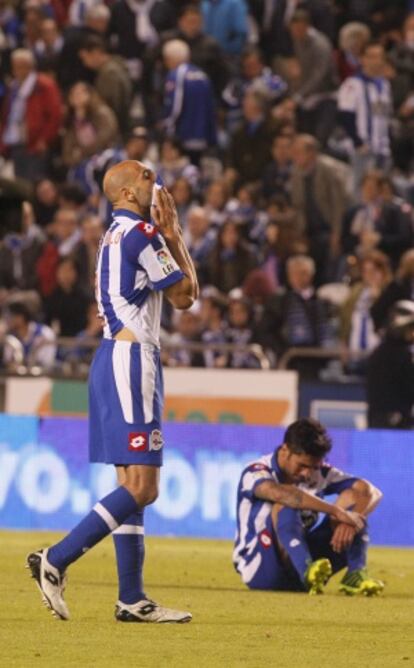 Manuel Pablo y Silvio, desconsolados tras el descenso del Dépor.