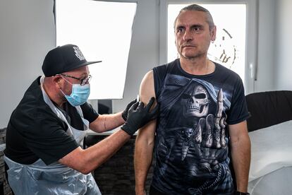 El tatuador Pedro Ferrero, en Santa Cristina de la Polvorosa (Zamora). 