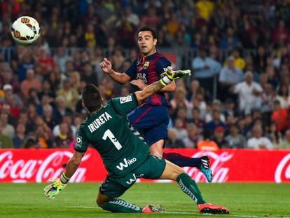 Xavi, en el momento de marcar al Eibar.