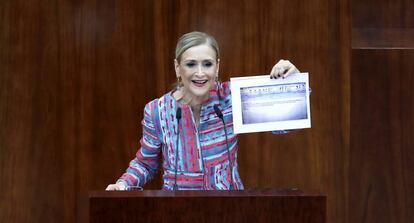 Cifuentes mostra documents al faristol de l'Assemblea de Madrid.