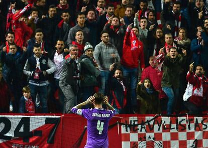 Sergio Ramos,frente a las gradas, tras anotar un gol durante la ronda de la Copa del Rey, frente al Sevilla