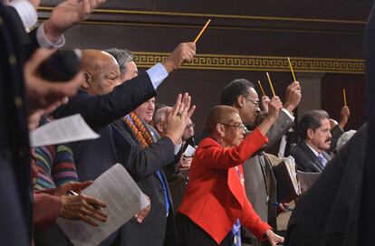 Miembros del Congreso de EE UU levantan lápices en honor de las víctimas del ataque terrorista al semanario satírico 'Charlie Hebdo'.