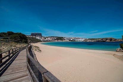 Playa Arenal d’en Castell, en Menorca, vacía durante el pasado puente de mayo.