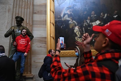 Algunos de los manifestantes partidarios de Donald Trump toman fotos tras entrar en el Capitolio, este miércoles en Washington.