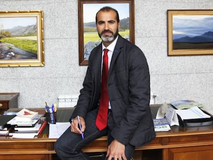Javier de los Nietos, alcalde de El Boalo, en su despacho.