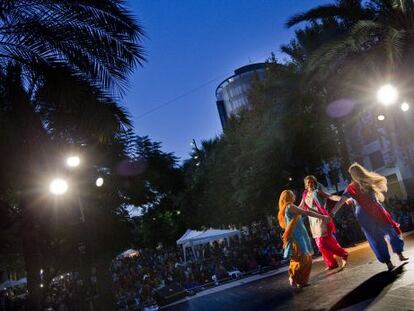 Espectáculo de danzas orientales del Punjab, ayer en la Rambla del Raval de Barcelona.