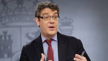 El ministro de Energia, Turismo y Agenda Digital, Alvaro Nadal, durante la rueda de prensa posterior al Consejo de Gobierno, hoy en el Palacio de La Moncloa.