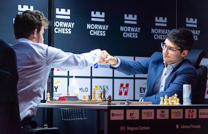 Firouzja felicita a Carlsen tras rendirse en su partida de hoy en Stavanger (Noruega)