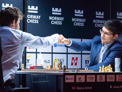Firouzja felicita a Carlsen tras rendirse en su partida de hoy en Stavanger (Noruega)