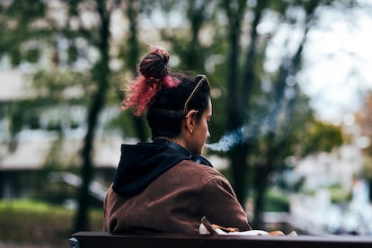 Una joven de 23 años fuma tabaco de liar, en un descanso de sus estudios en el Campus de la USC (Universidad de Santiago de Compostela), el lunes.